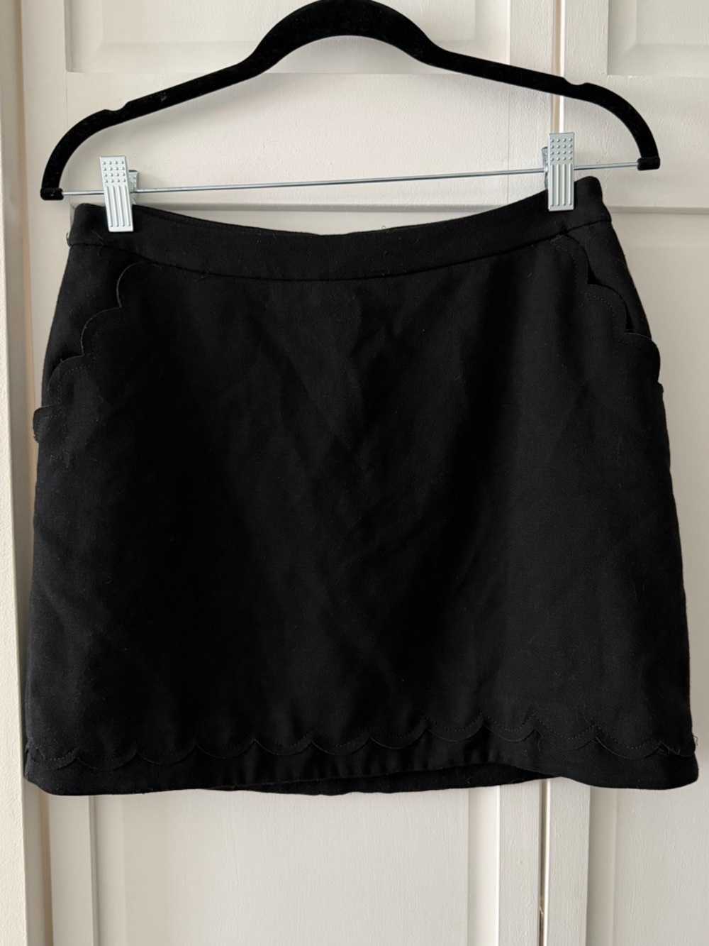 Banana Republic black scalloped mini skirt — size 2P